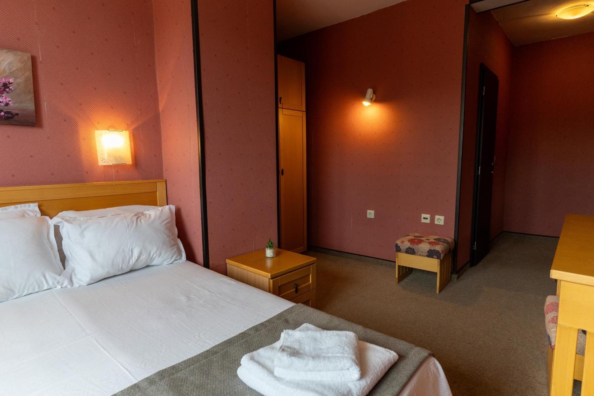 Family Hotel Demetra Berkovitsa Buitenkant foto