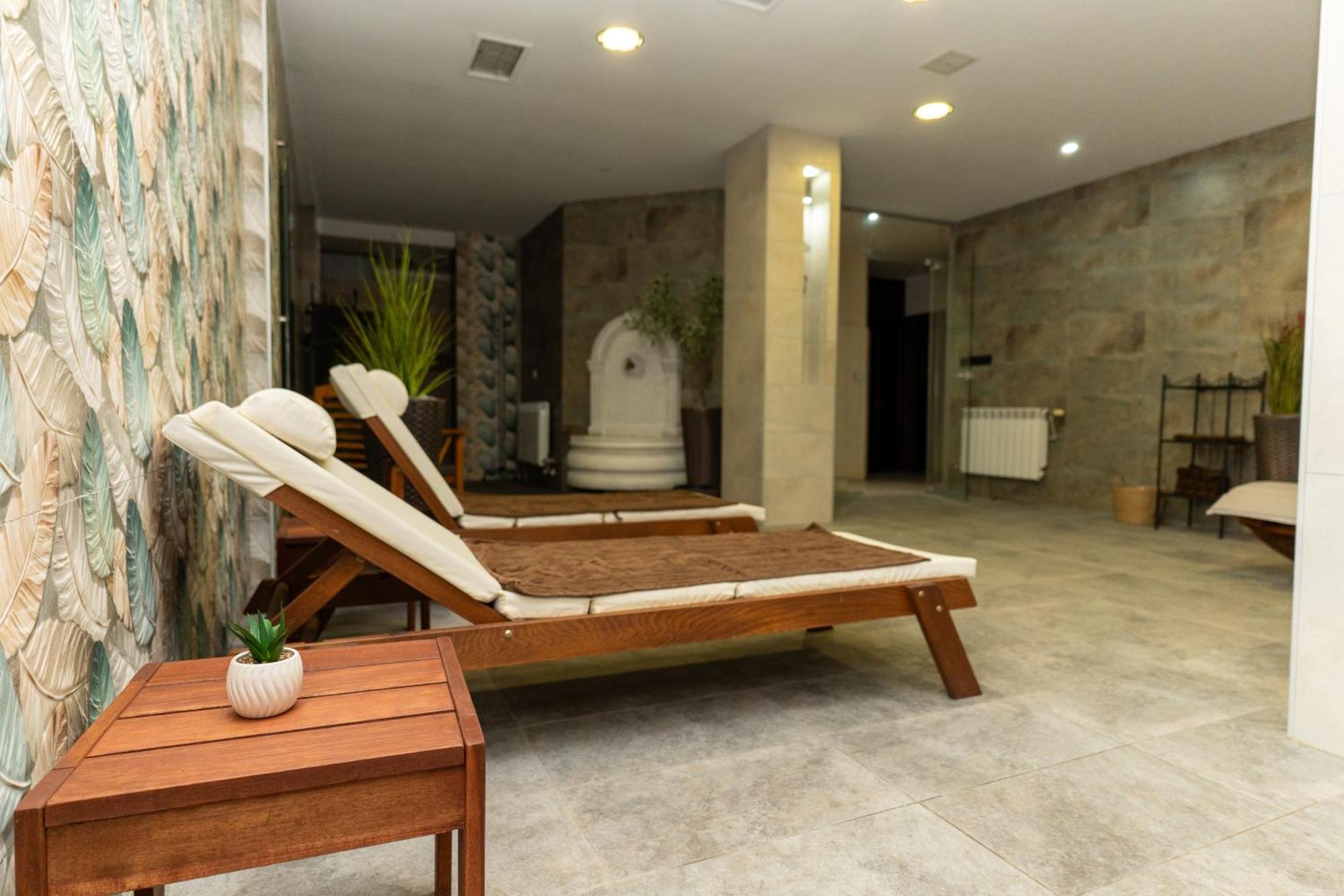 Family Hotel Demetra Berkovitsa Buitenkant foto